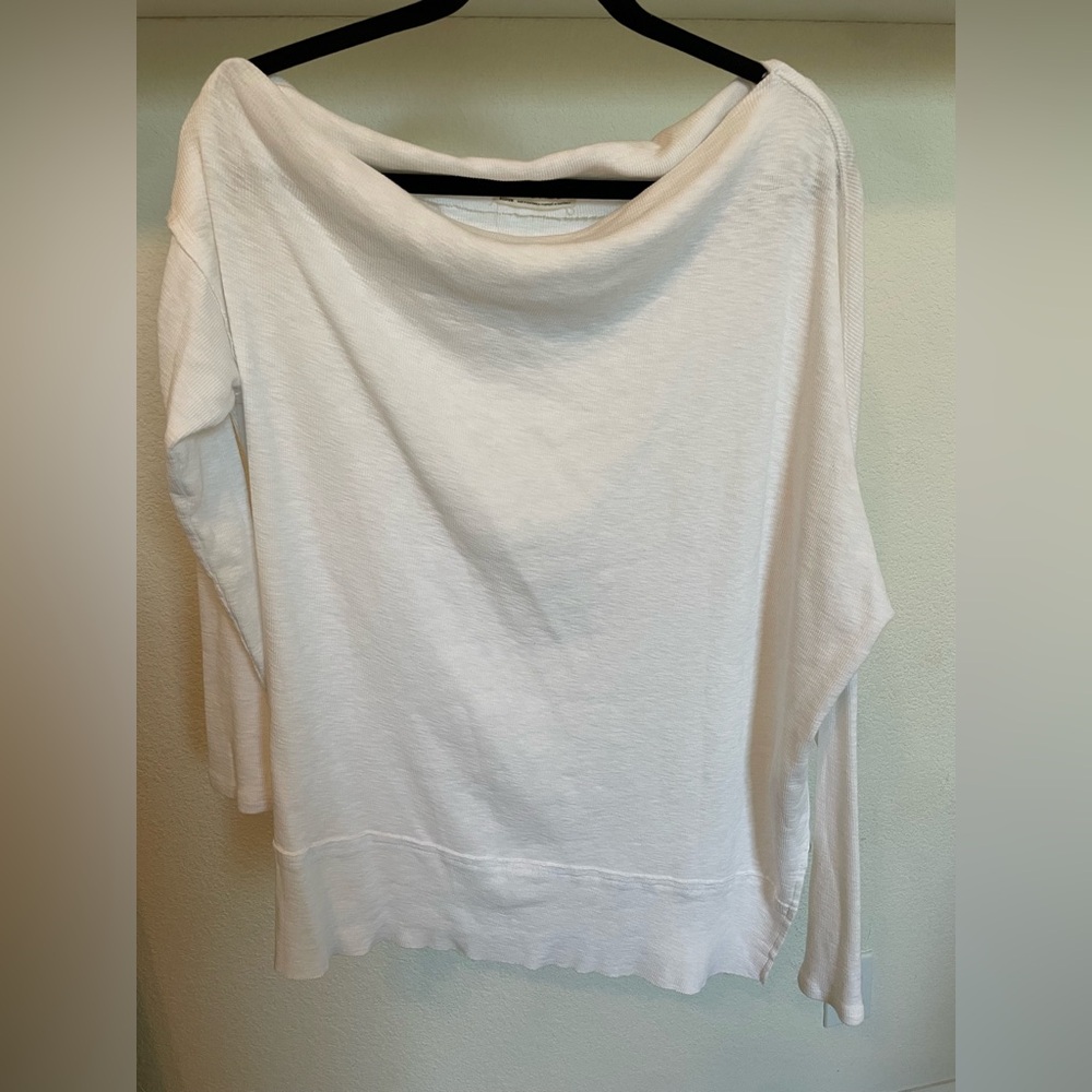 Long-sleeve white off shoulder / slouch